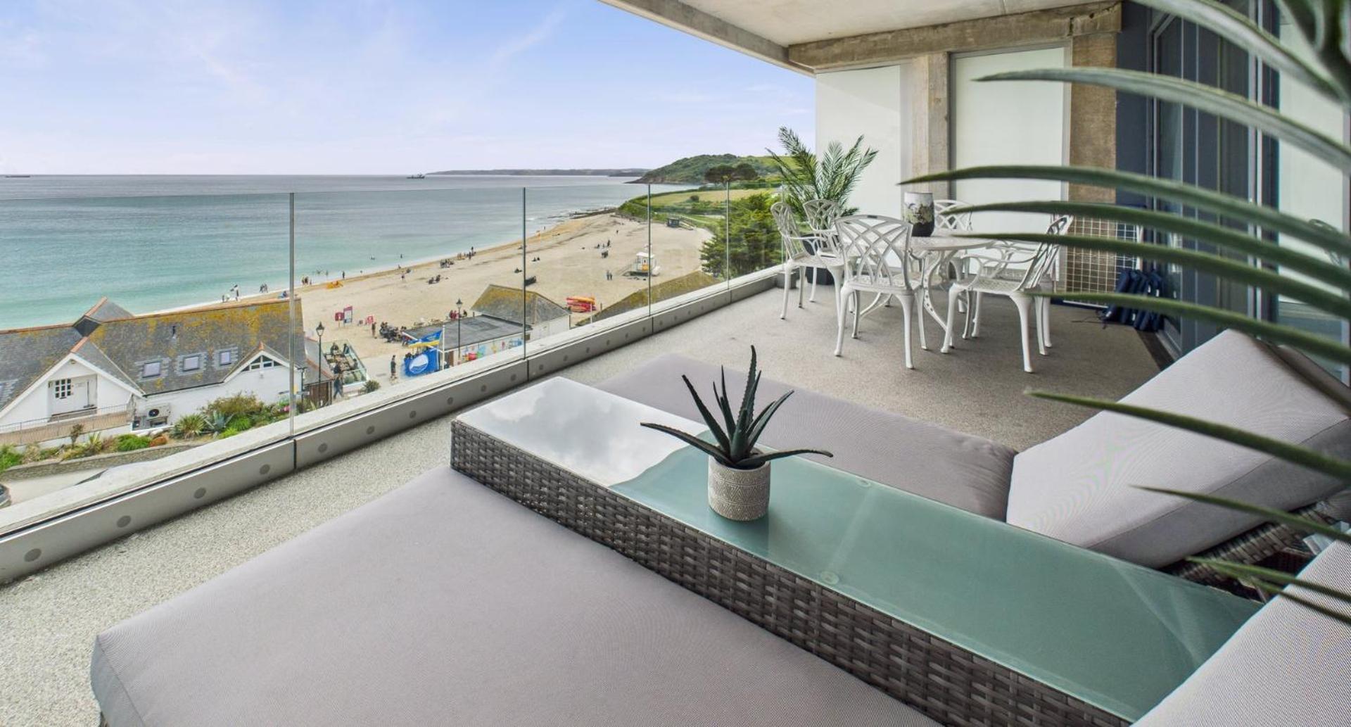 Luxury 3-bed Apartment, With Direct Access, Free Parking & Sea Views ! Апартаменты Фалмут